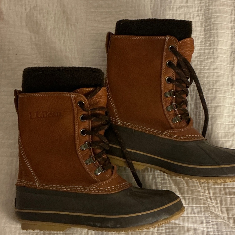 L.L. Bean classic men’s pebbled brown Bean Boots with warm removable liner